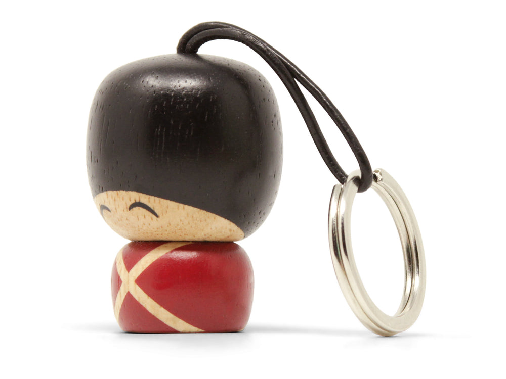 Vincent gardernøgleringen set fra siden. Malet træfigur. 